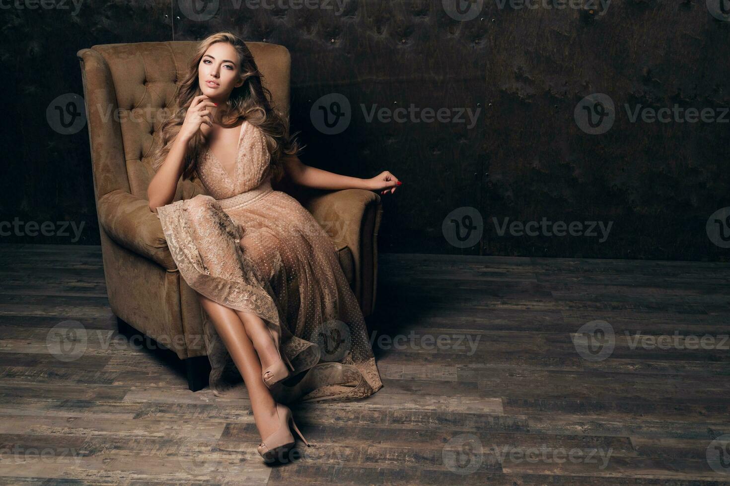 lindo mulher dentro tarde vestir sentado dentro cadeira, luxo glamour estilo foto