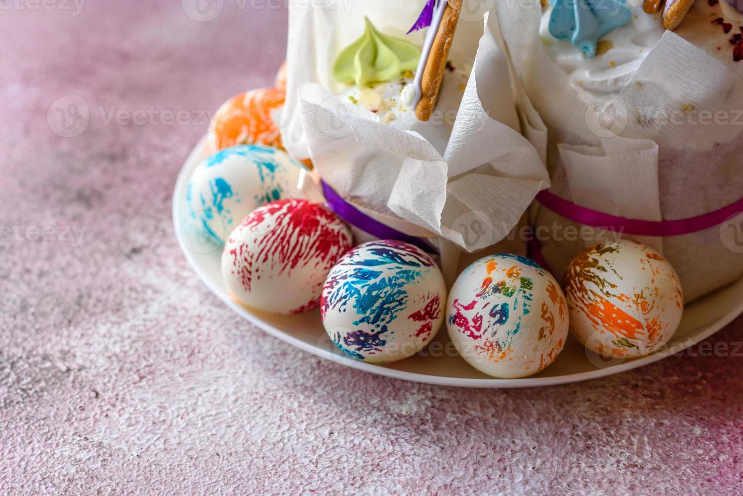 ovos de páscoa multicoloridos e brilhantes com tortas de páscoa foto