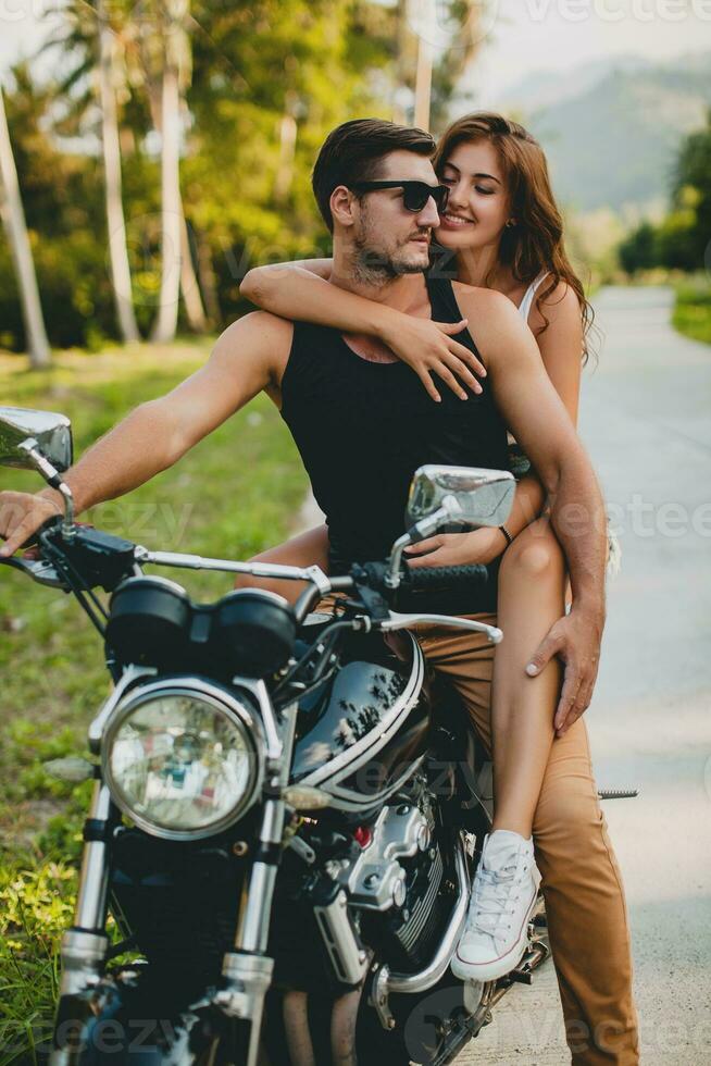 jovem casal dentro amor, equitação uma motocicleta, abraço, paixão, livre espírito foto