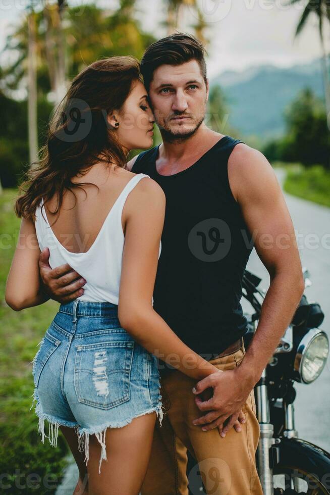 jovem casal dentro amor, equitação uma motocicleta, abraços, paixão, livre espírito, vintage, moderno, foto