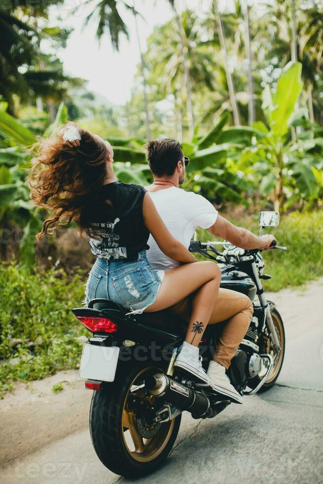 jovem casal dentro amor, equitação uma motocicleta, abraço, paixão, livre espírito foto