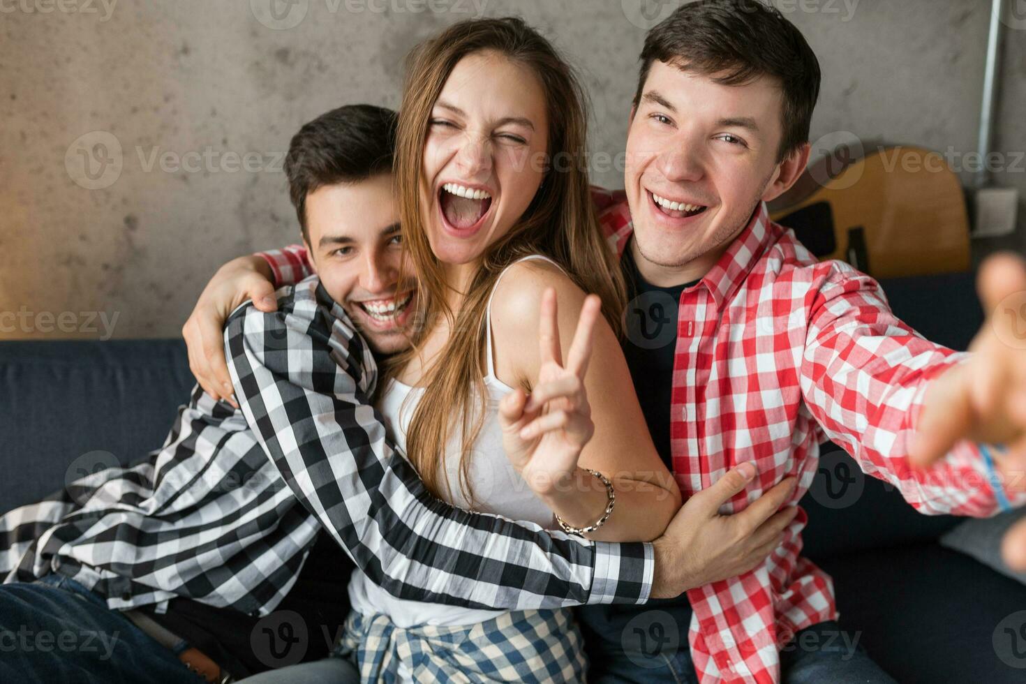 feliz jovem pessoas tendo diversão, amigos festa às casa foto