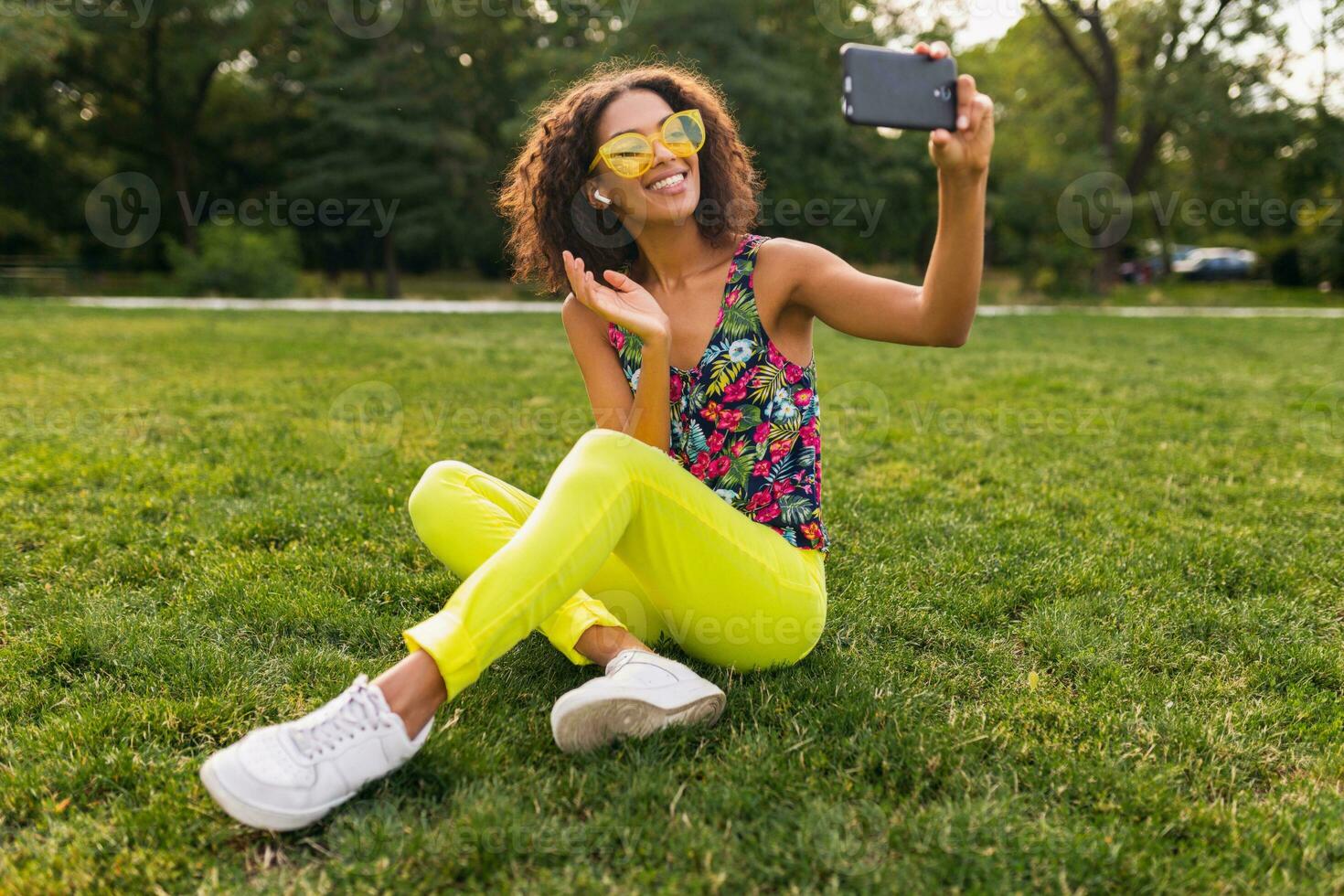 jovem à moda Preto mulher tendo Diversão dentro parque verão moda estilo foto