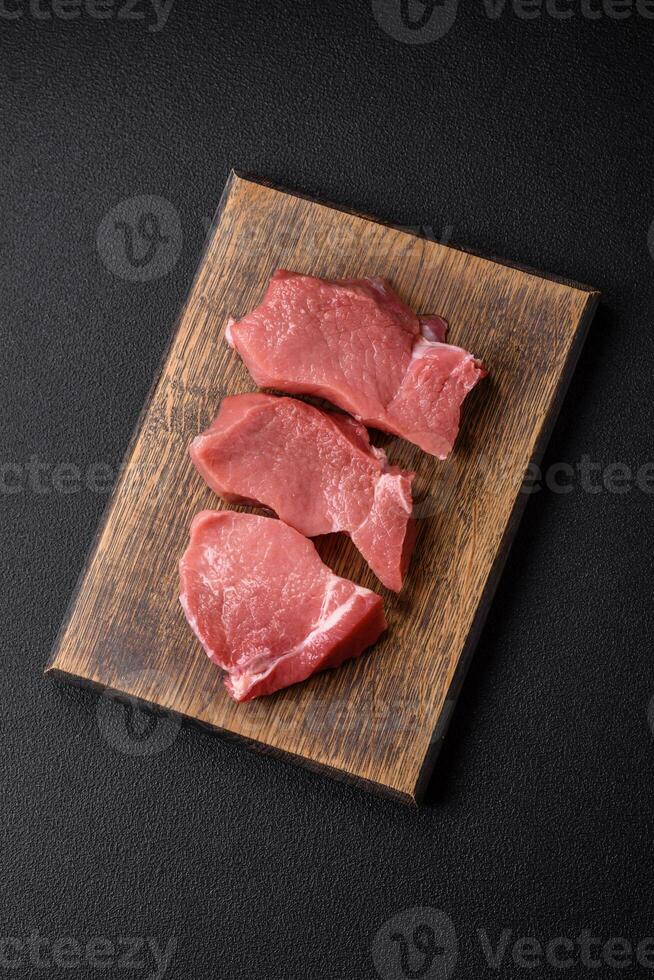 cru filé bife mignon carne com sal, especiarias e ervas foto