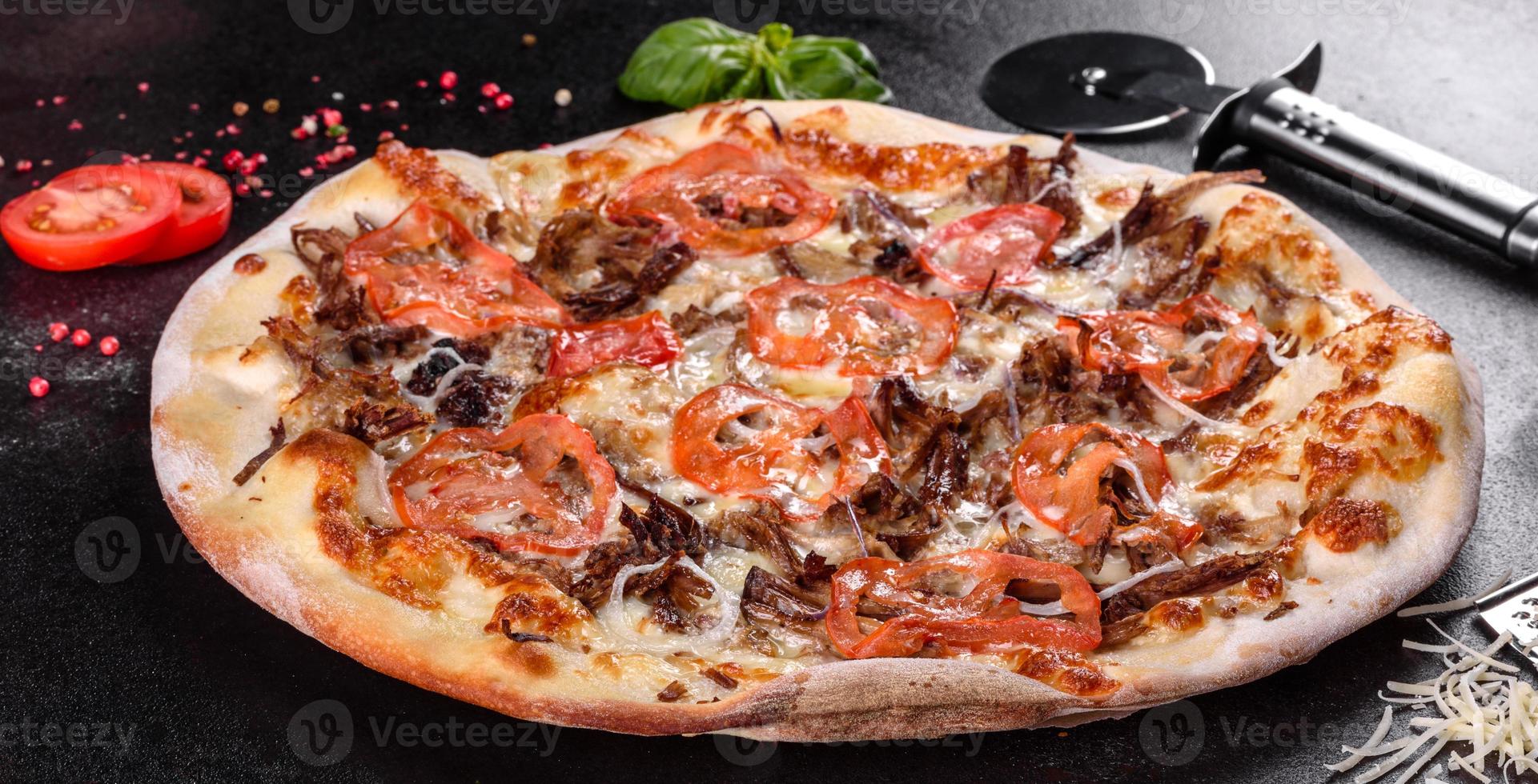 pizza quente fresca com carne, cogumelos, queijo e tomate foto