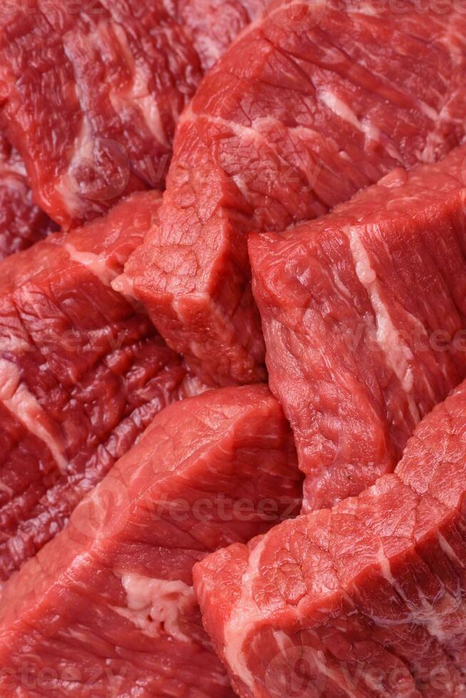 fresco suculento cru carne fatias com sal e especiarias foto