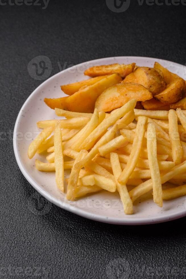 fresco delicioso crocantes francês fritas com sal e especiarias foto