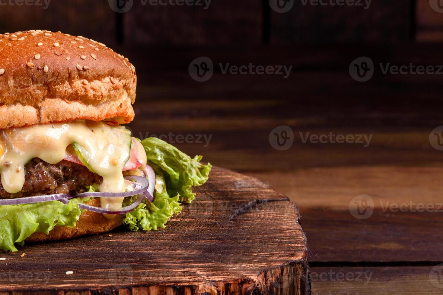 saboroso hambúrguer caseiro grelhado com carne, tomate, queijo foto