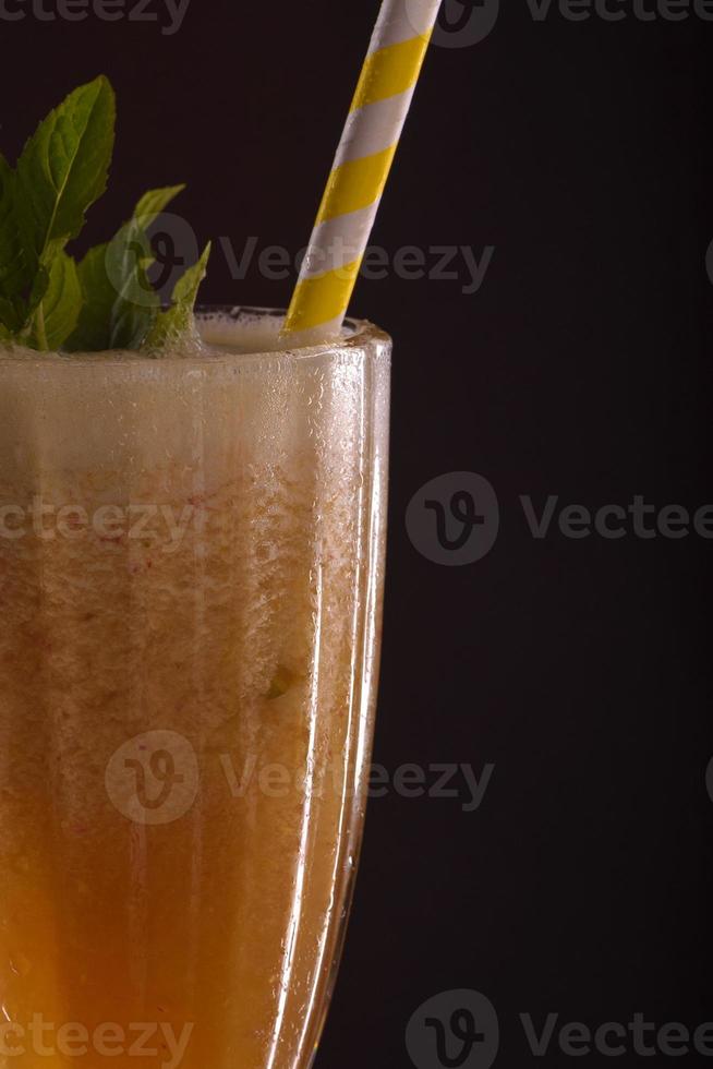 Gelado de mamão fresco refrescante com tubo de coquetel foto