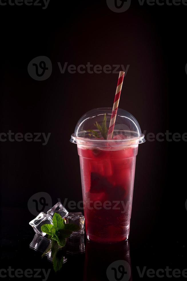 limonada refrescante com morangos foto