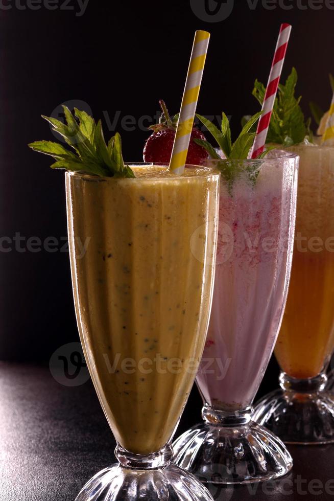 vários copos com batatas fritas refrescantes foto