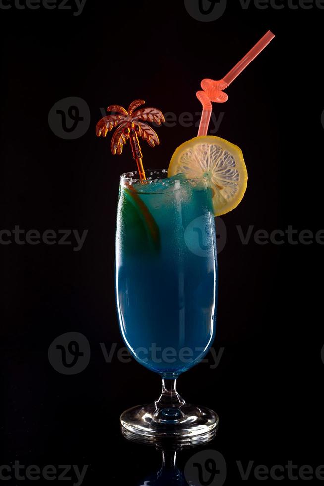 Curaçao azul fresco e refrescante no balcão do bar. coquetel em uma festa foto