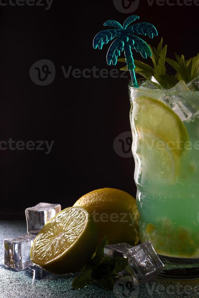 mojito cocktail sobre fundo preto foto