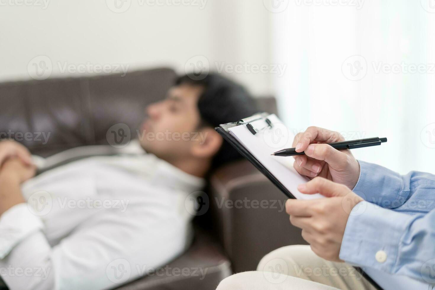 homem com mental saúde problemas é consultando. psiquiatra é gravação a pacientes condição para tratamento. encorajamento, amor e família problema, bipolar , depressão paciente, proteger suicídio foto