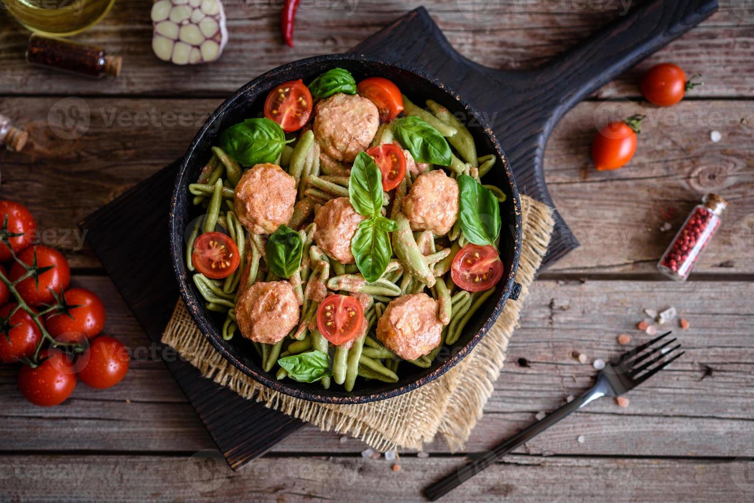 deliciosa massa fresca com almôndegas, molho, tomate cereja e manjericão foto