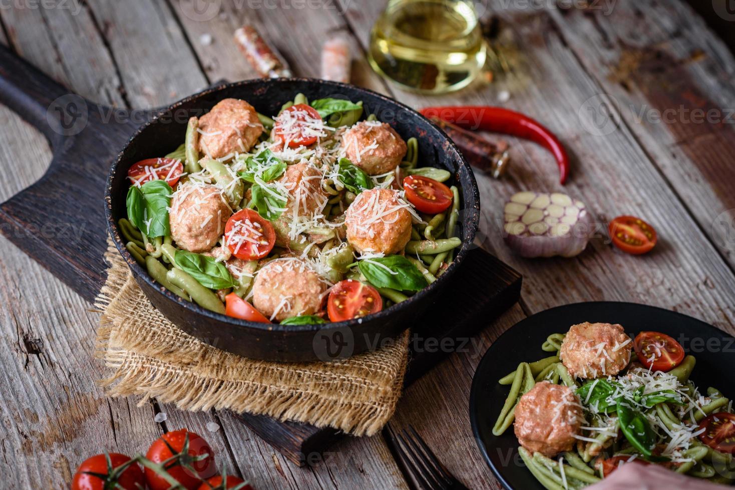 deliciosa massa fresca com almôndegas, molho, tomate cereja e manjericão foto