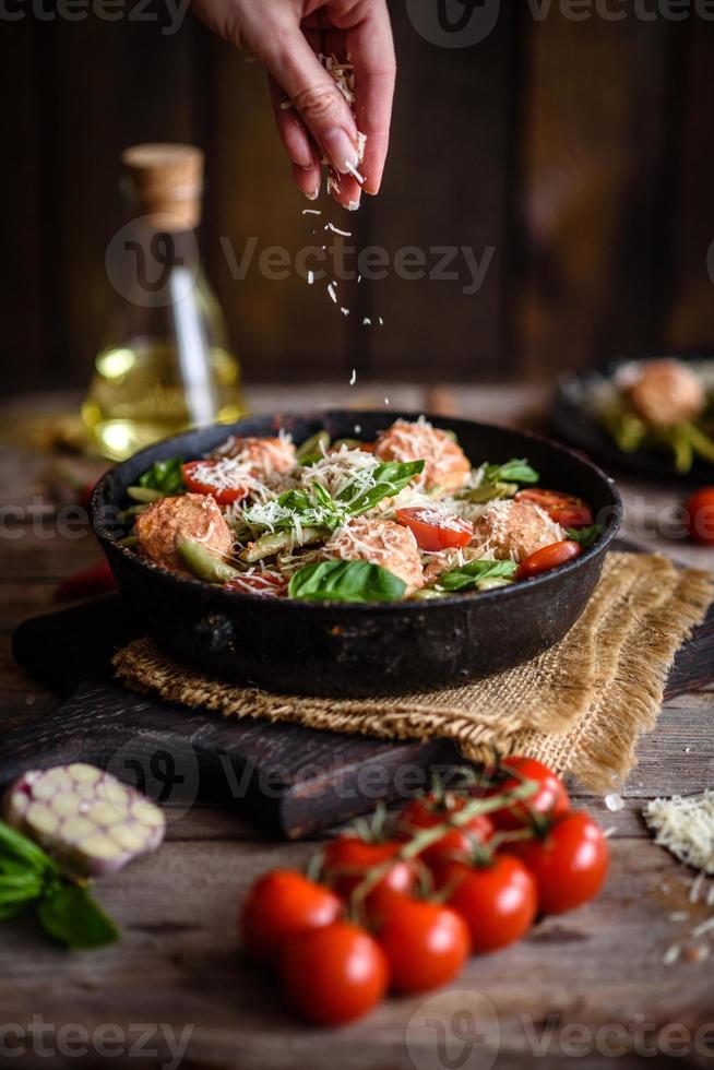 deliciosa massa fresca com almôndegas, molho, tomate cereja e manjericão foto