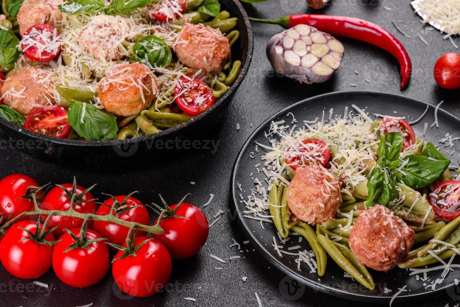 deliciosa massa fresca com almôndegas, molho, tomate cereja e manjericão foto