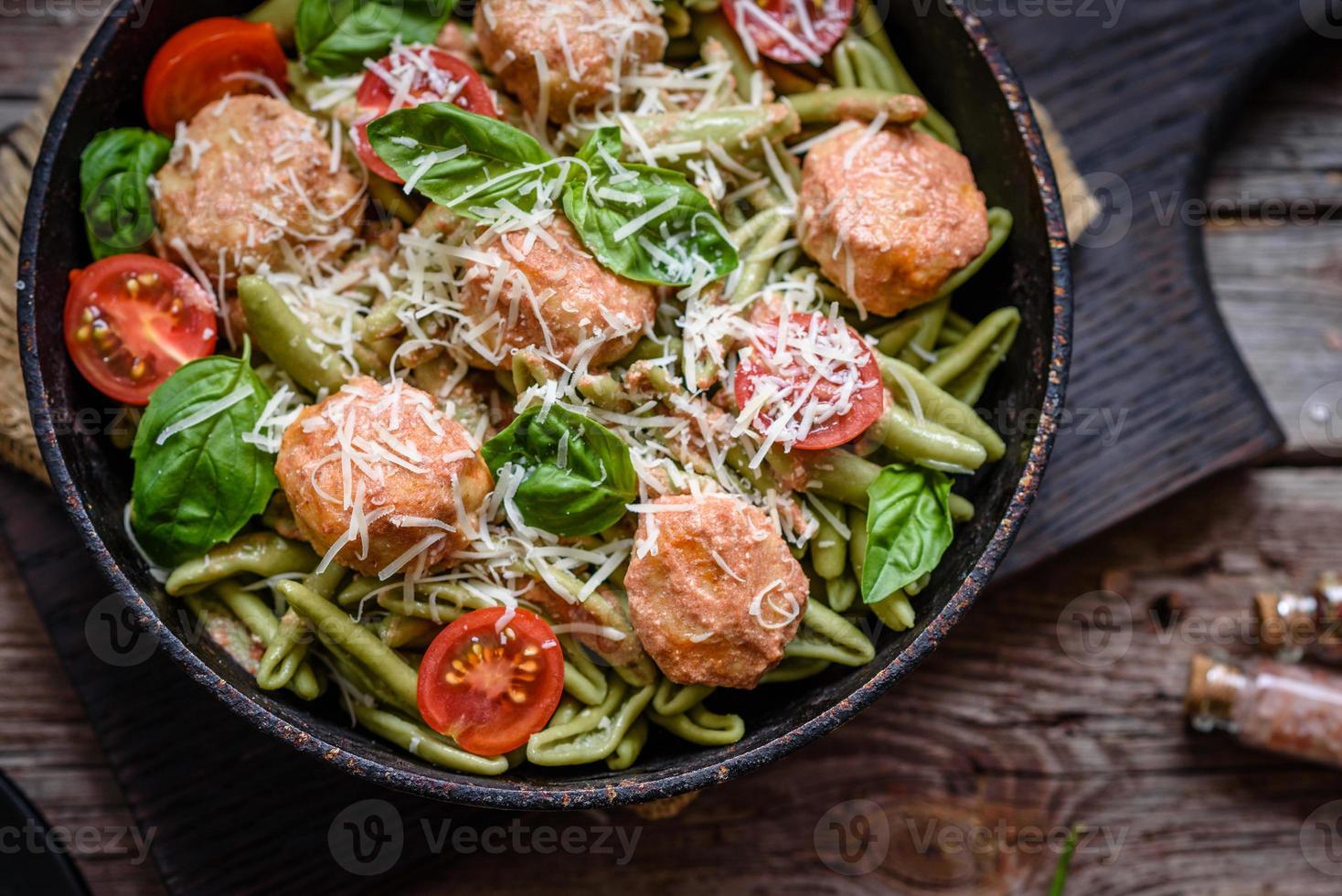 deliciosa massa fresca com almôndegas, molho, tomate cereja e manjericão foto