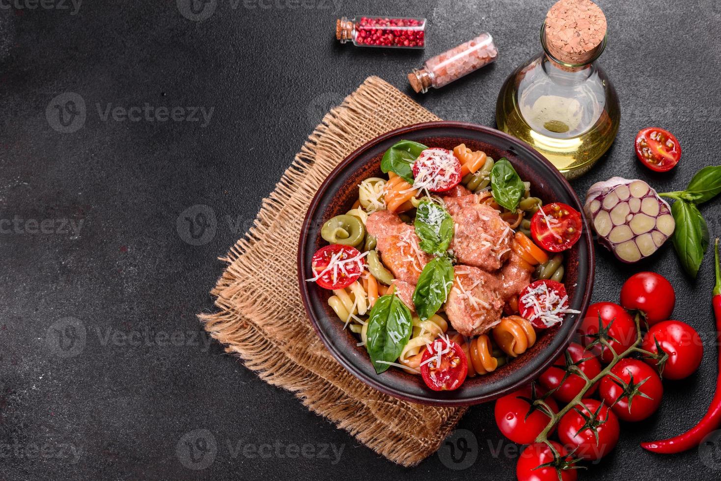 deliciosa massa fresca com almôndegas, molho, tomate cereja e manjericão foto