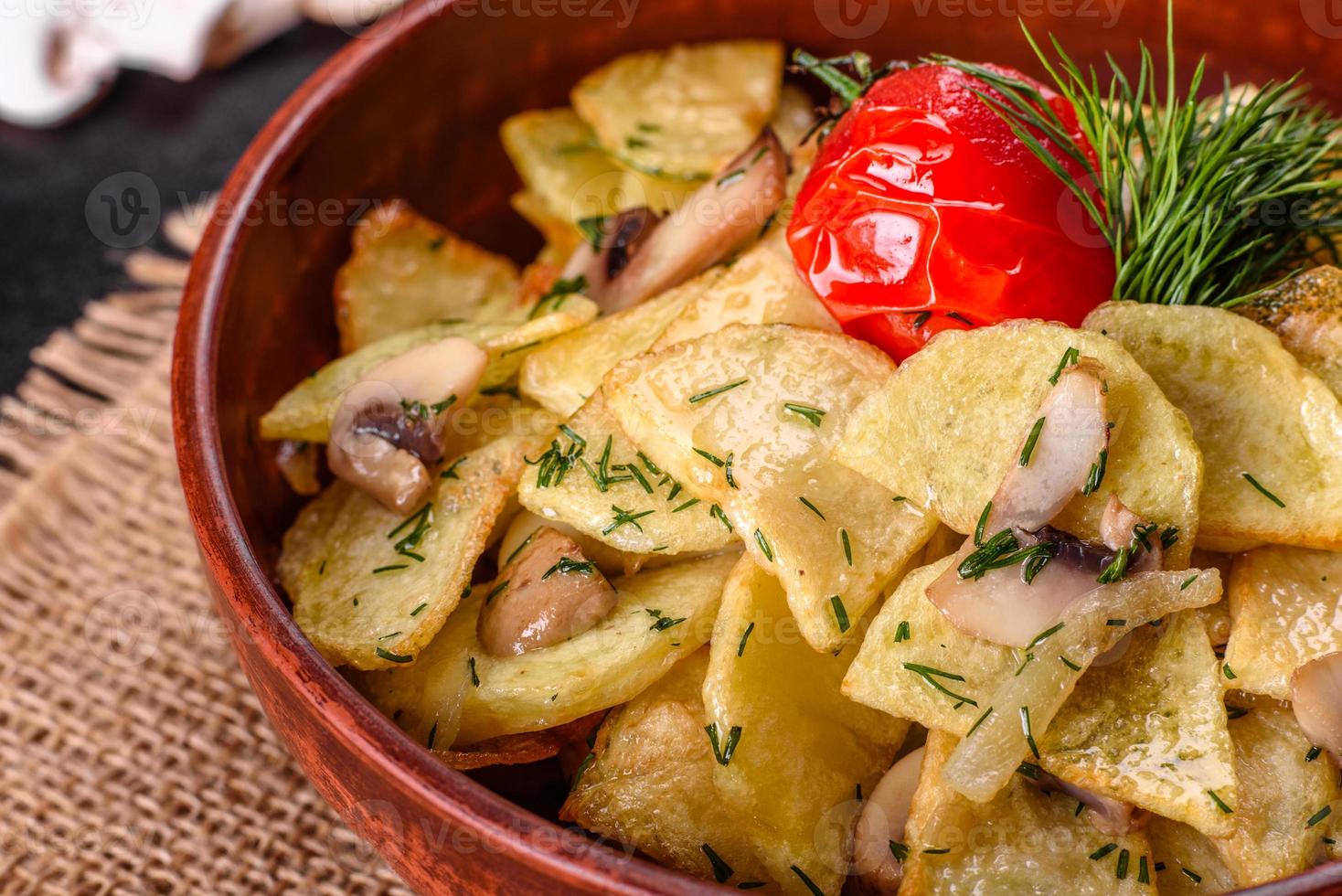 fatias de batata rústica com queijo, ervas e molho de tomate foto