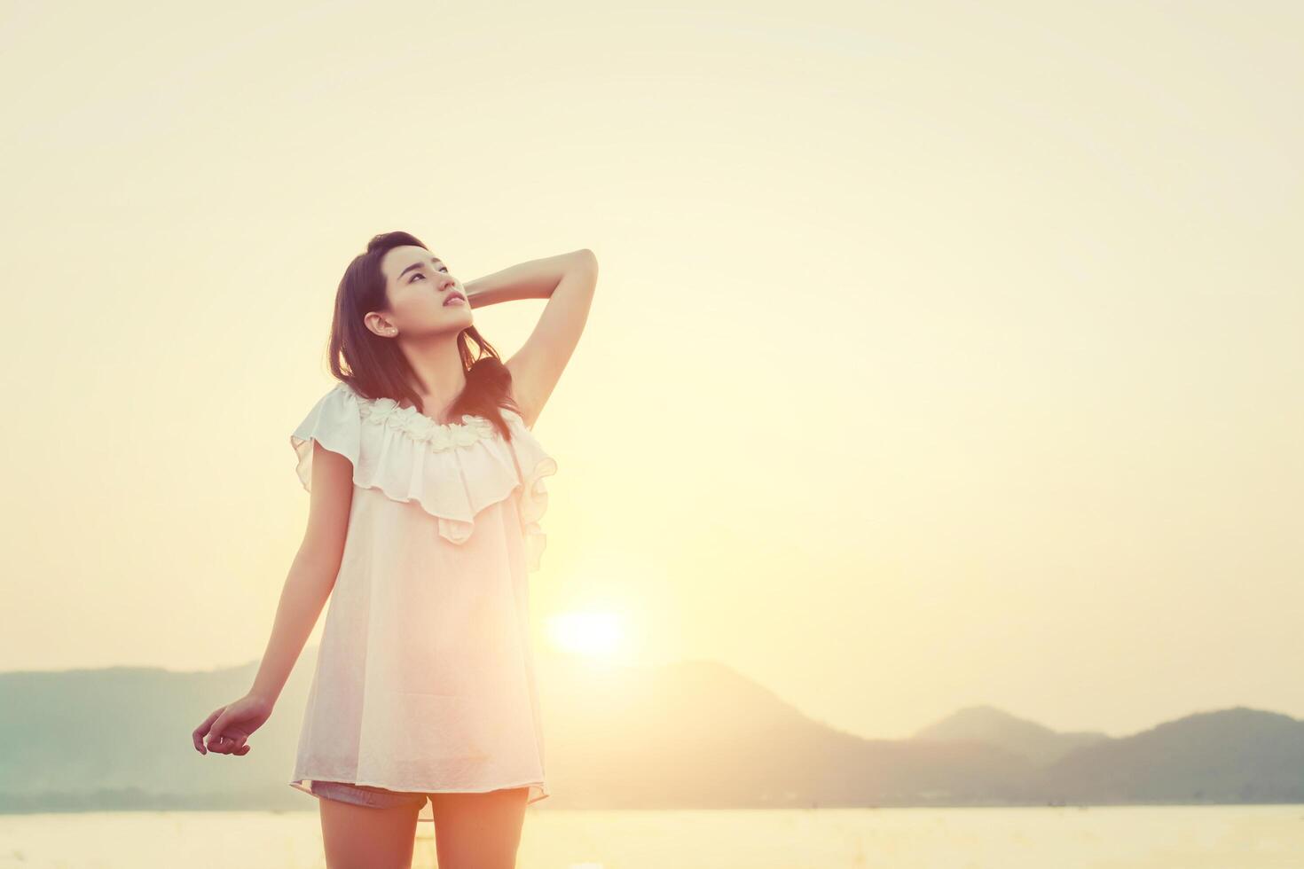 linda garota ao ar livre aproveitando o nascer do sol da manhã foto