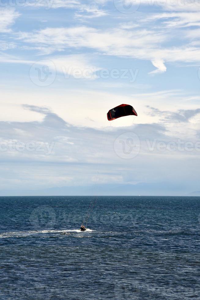 parasailing sobre o oceano pacífico foto