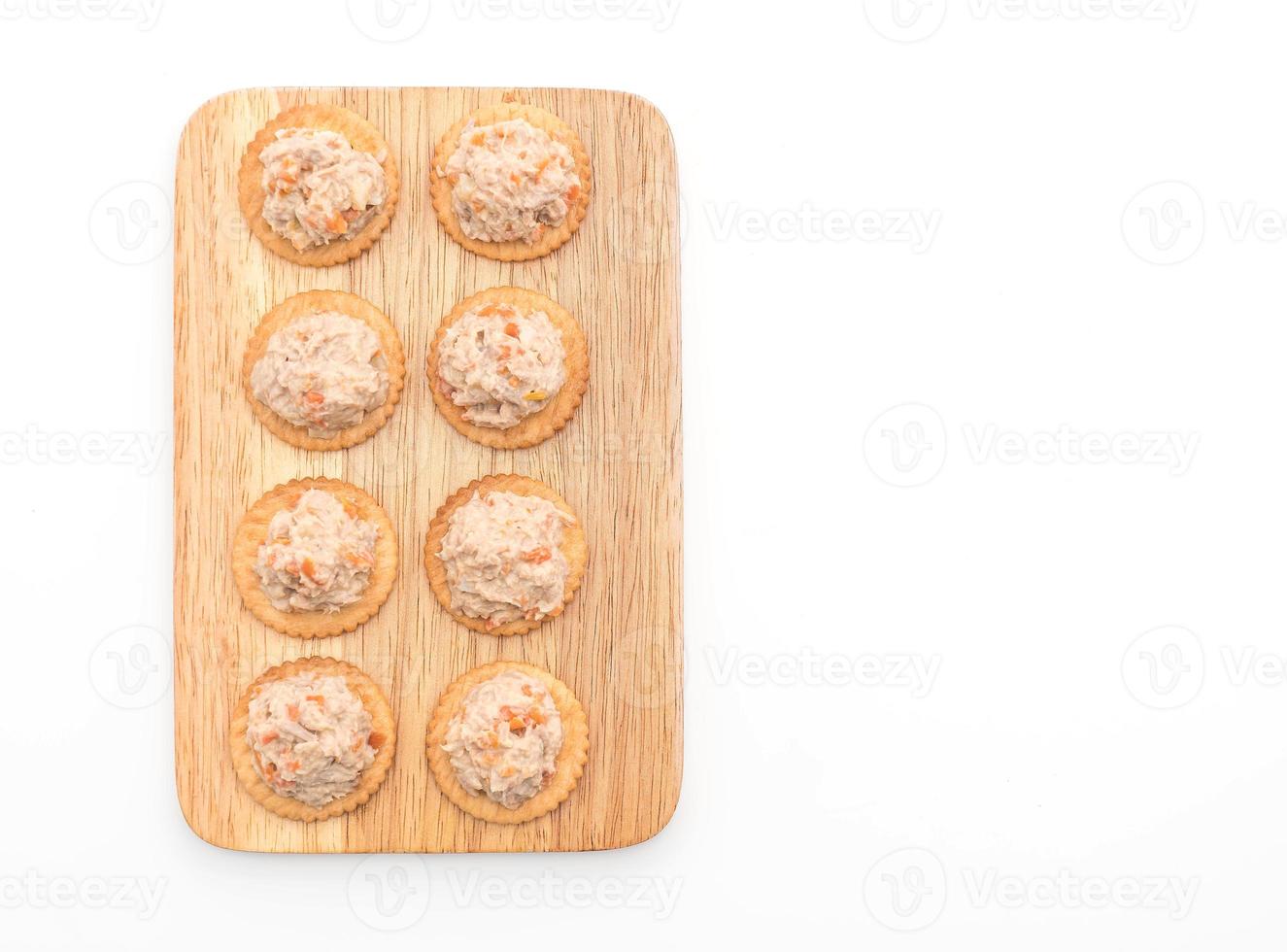 salada de atum com bolacha no fundo branco foto