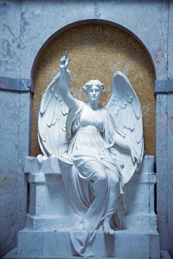 escultura de anjo símbolo da religião cristã foto