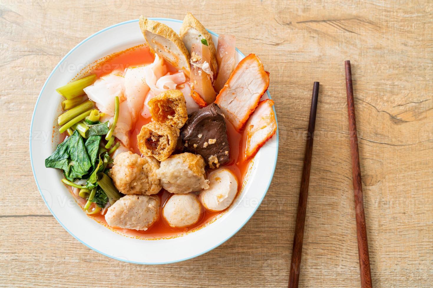 macarrão com almôndegas na sopa rosa ou yen ta quatro noodles no estilo asiático foto