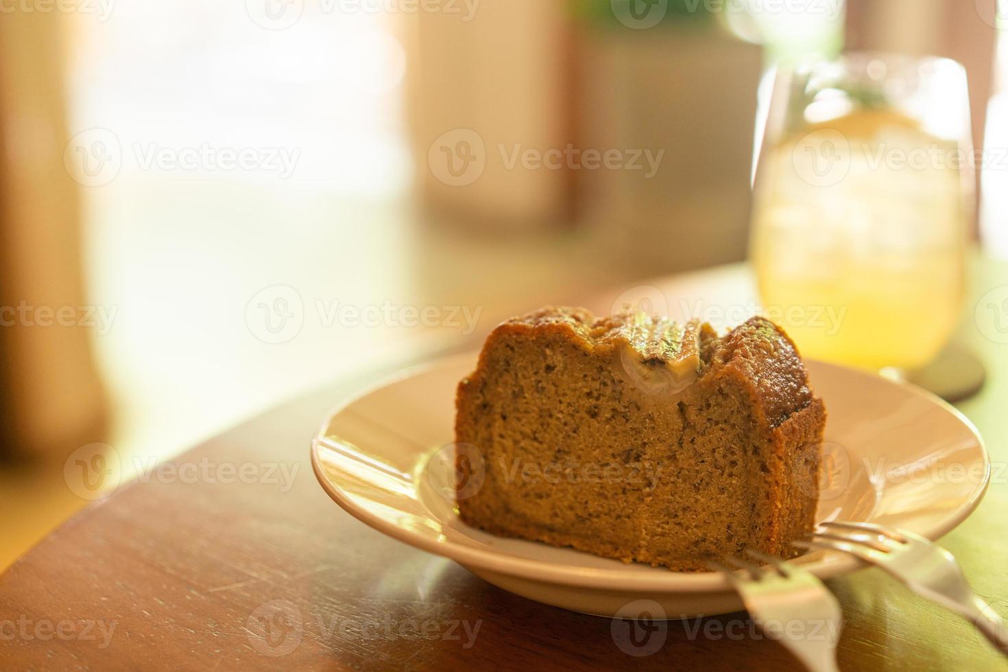 bolo de banana no prato em um café restaurante - ponto de foco seletivo suave foto