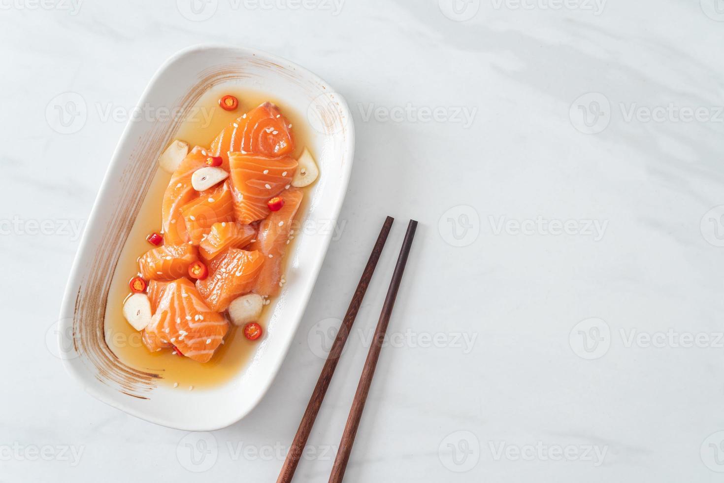 salmão fresco shoyu marinado cru ou molho de soja em conserva de salmão - estilo de comida asiática foto