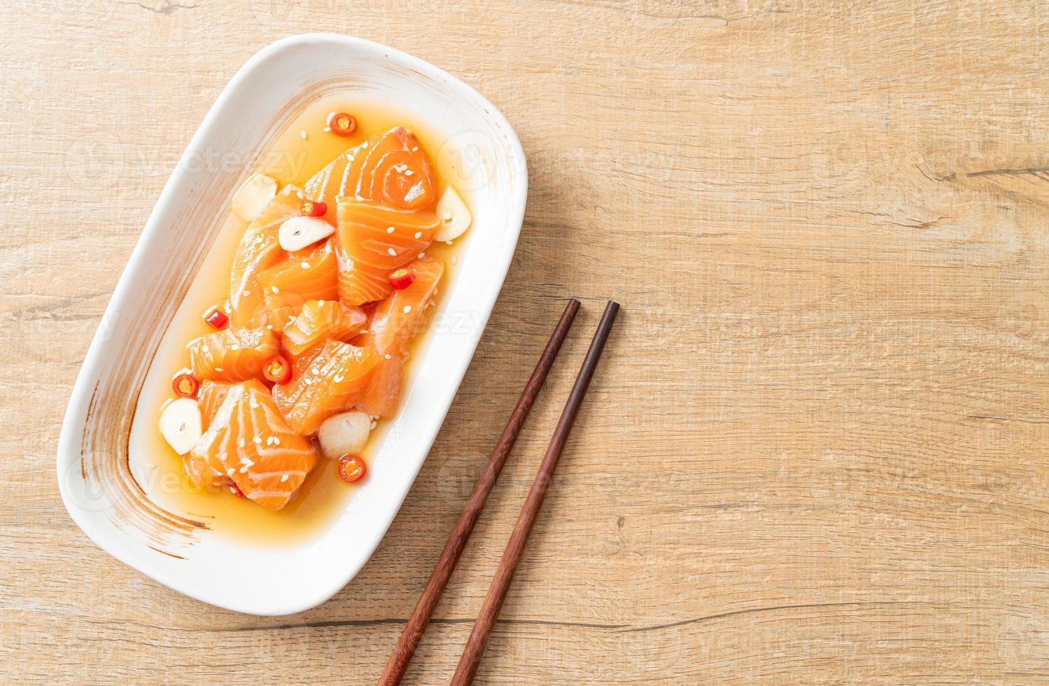 salmão fresco shoyu marinado cru ou molho de soja em conserva de salmão - estilo de comida asiática foto