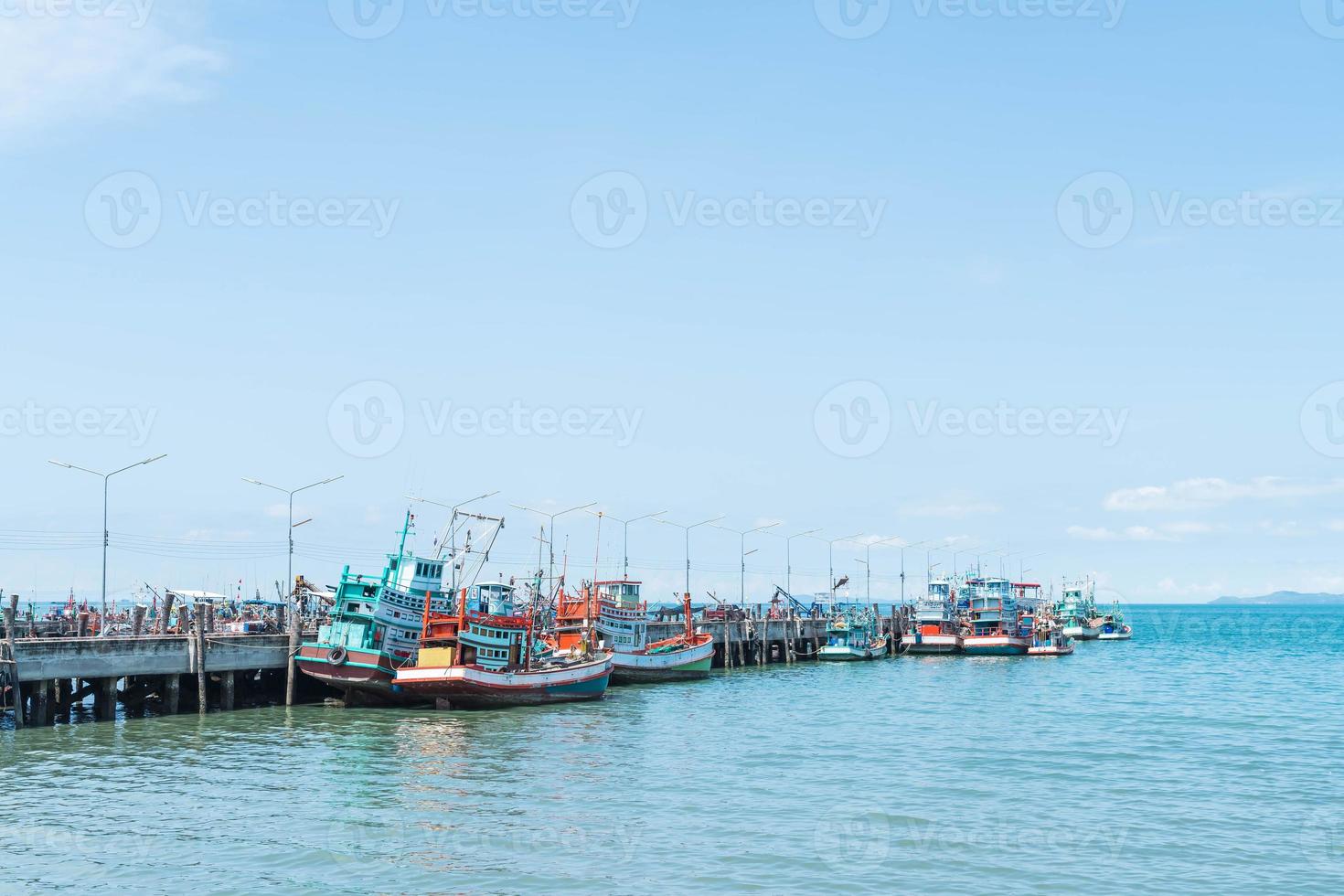 porto de barcos de pesca com fundo de mar foto