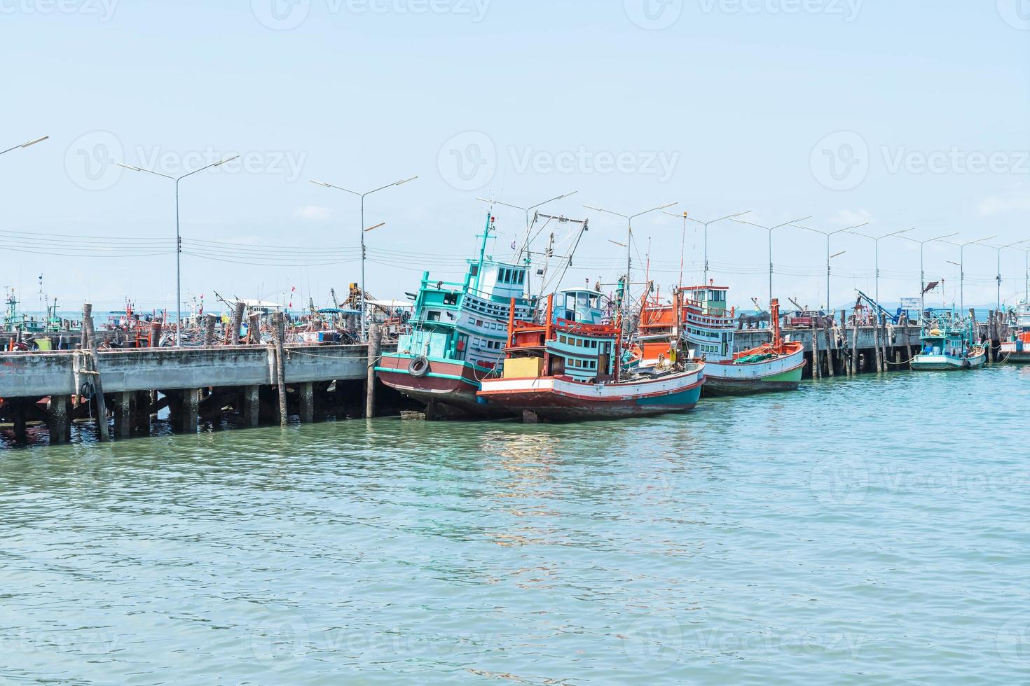 porto de barcos de pesca com fundo de mar foto