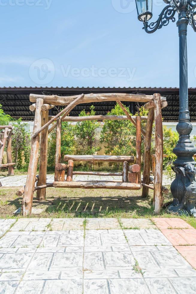 antigo banco de madeira decoração ao ar livre foto