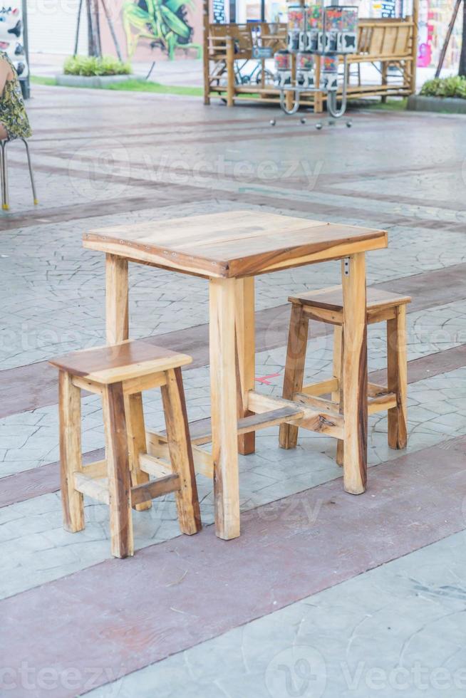 mesa de madeira vazia e cadeira em restaurante foto