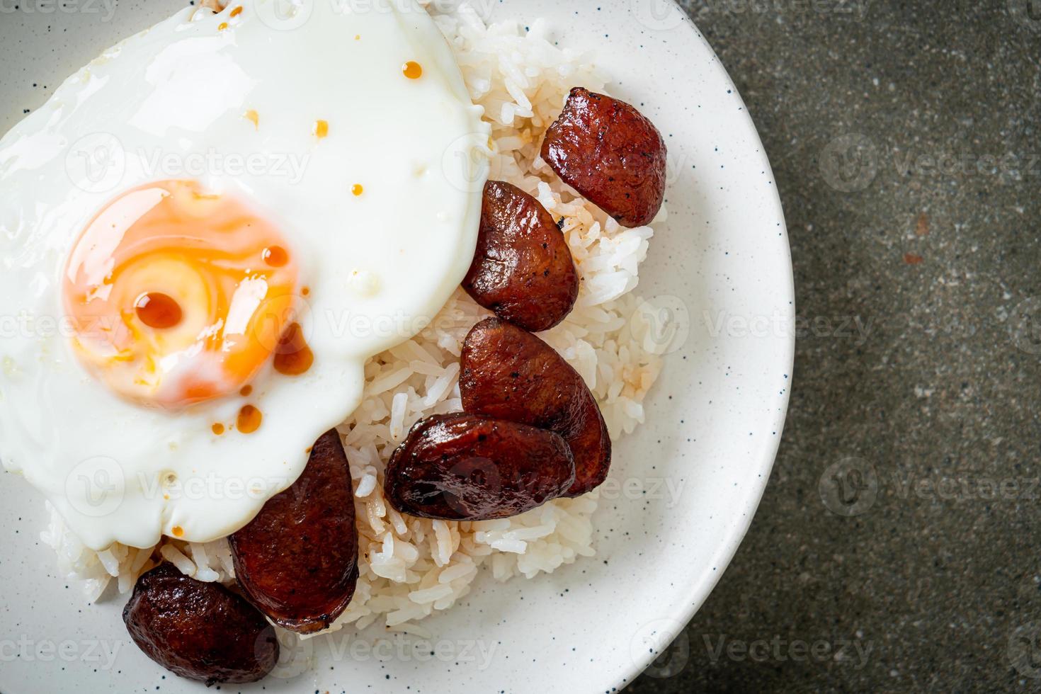 arroz com ovo frito e linguiça chinesa - comida caseira em estilo asiático foto