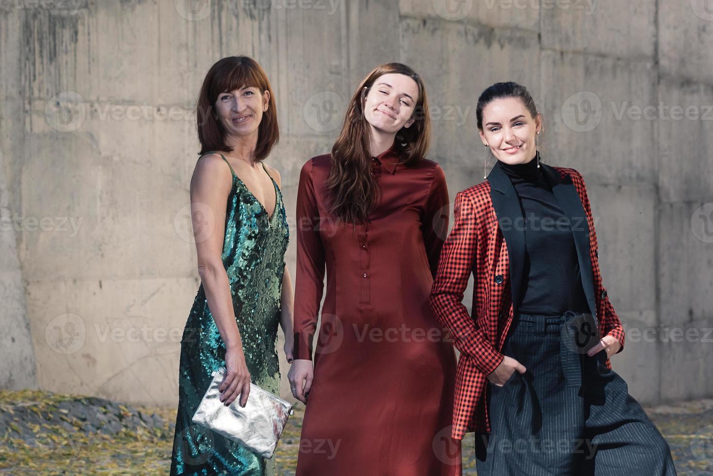 três lindas mulheres fashion street style sorrindo foto