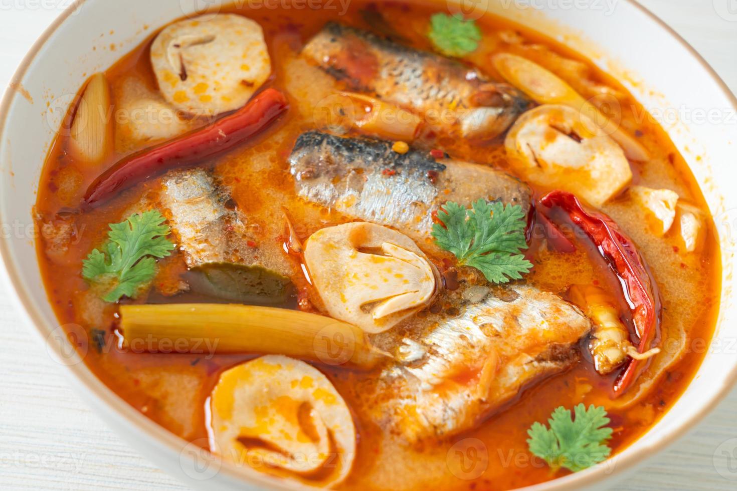 Tom yum cavala enlatada em sopa picante foto