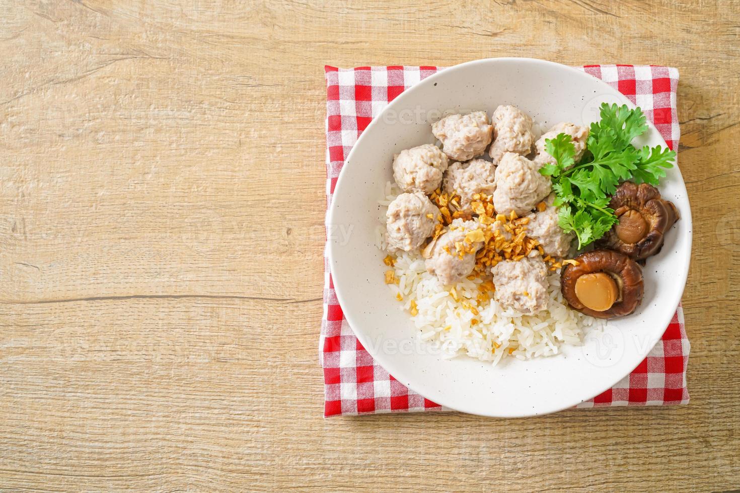 mingau de arroz seco com tigela de porco cozido foto