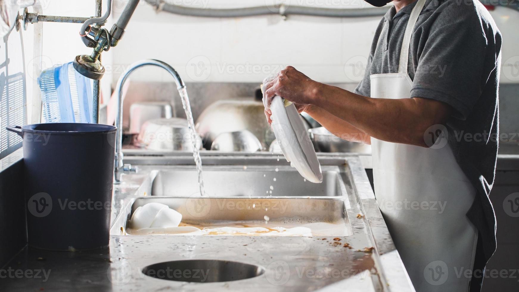lavando louça na pia do restaurante foto