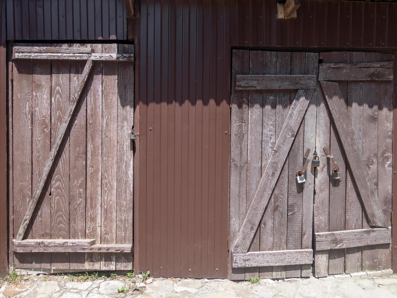 a porta e o portão de um grande celeiro, fechado com cadeado foto