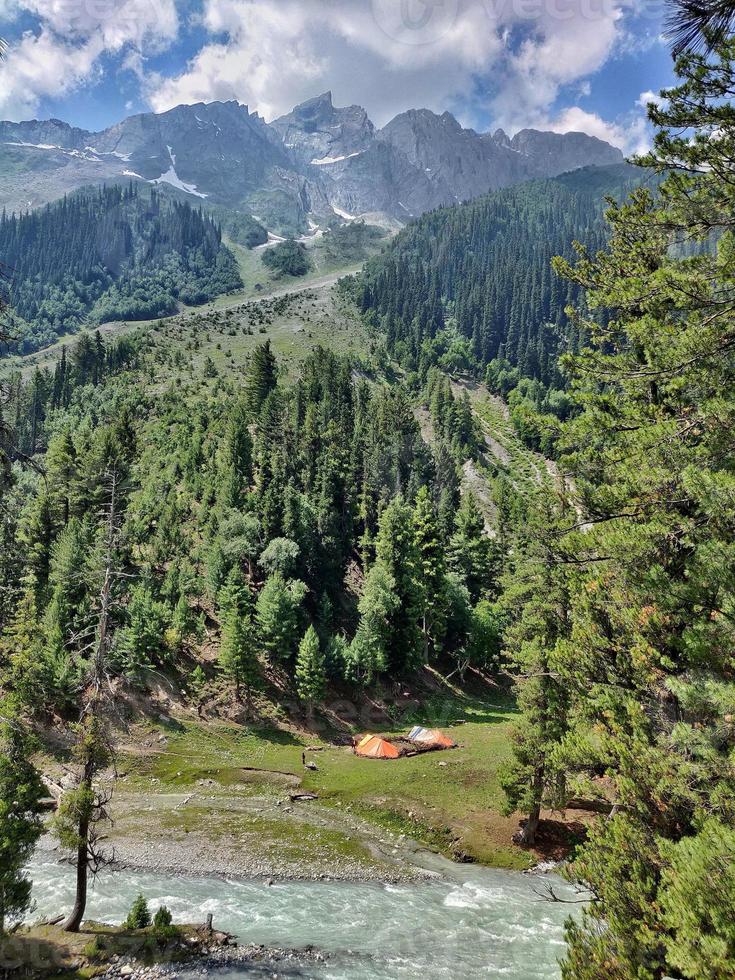 sindh rivewr em sonmarg kashmir com montanhas ao fundo foto