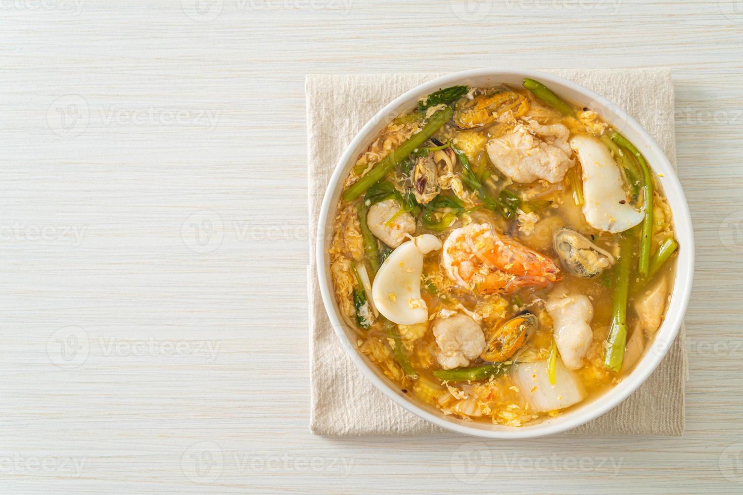 sopa sukiyaki com tigela de frutos do mar foto