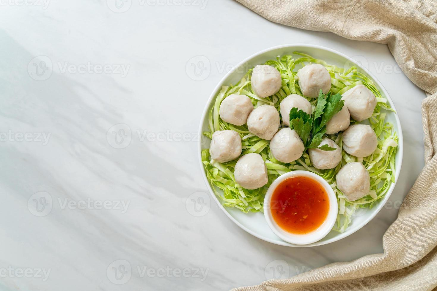 bolinho de peixe cozido com molho picante foto