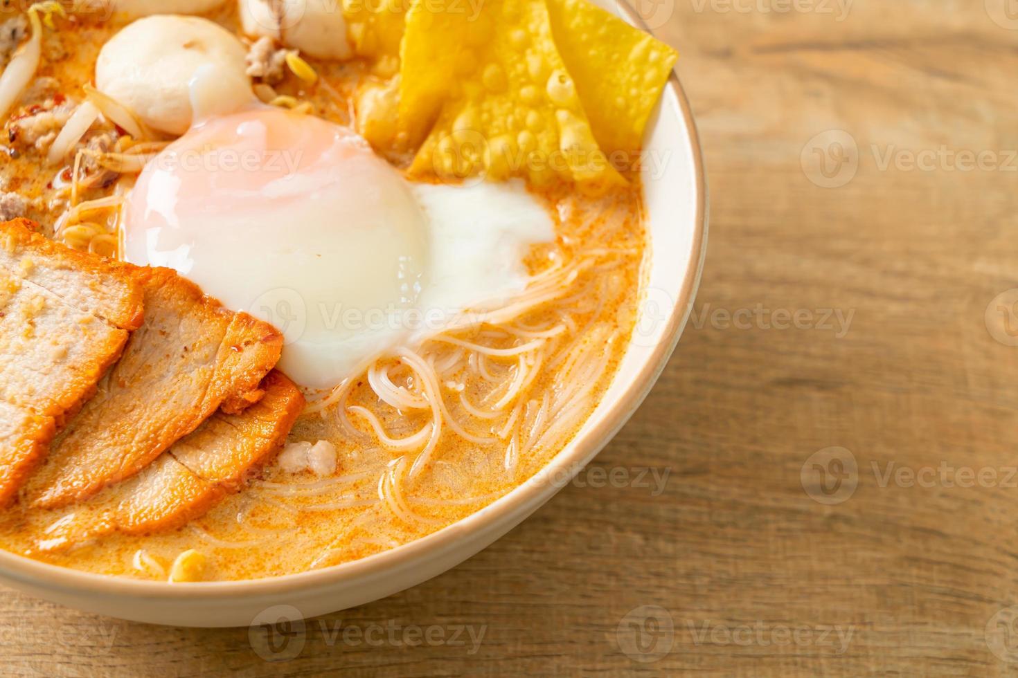 macarrão de aletria de arroz com almôndega, porco assado foto