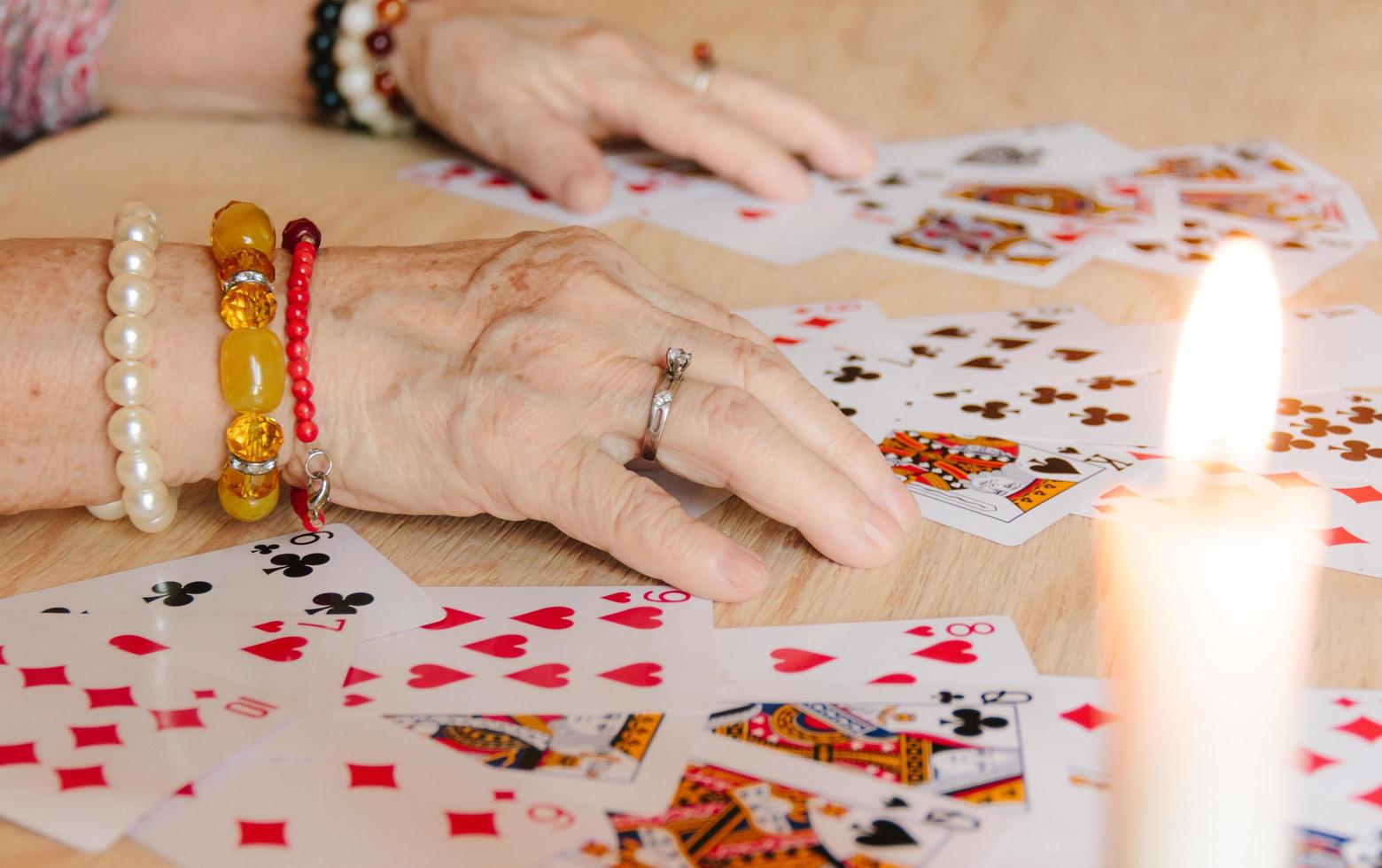 leitura de cartas de adivinhação, magia da avó, leitura da sorte, mãos de mulheres foto