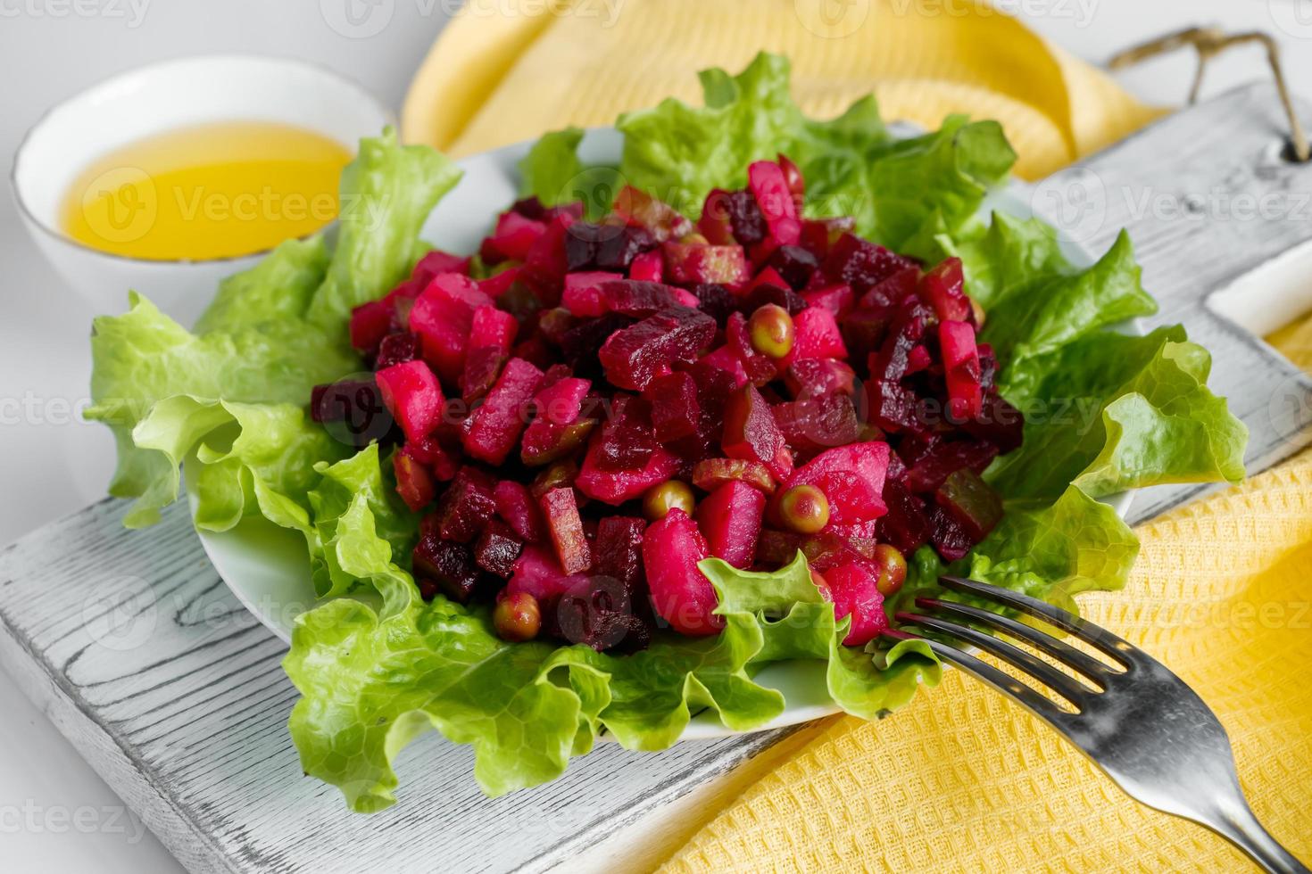 vinagrete em um fundo branco. salada de legumes tradicional russa foto