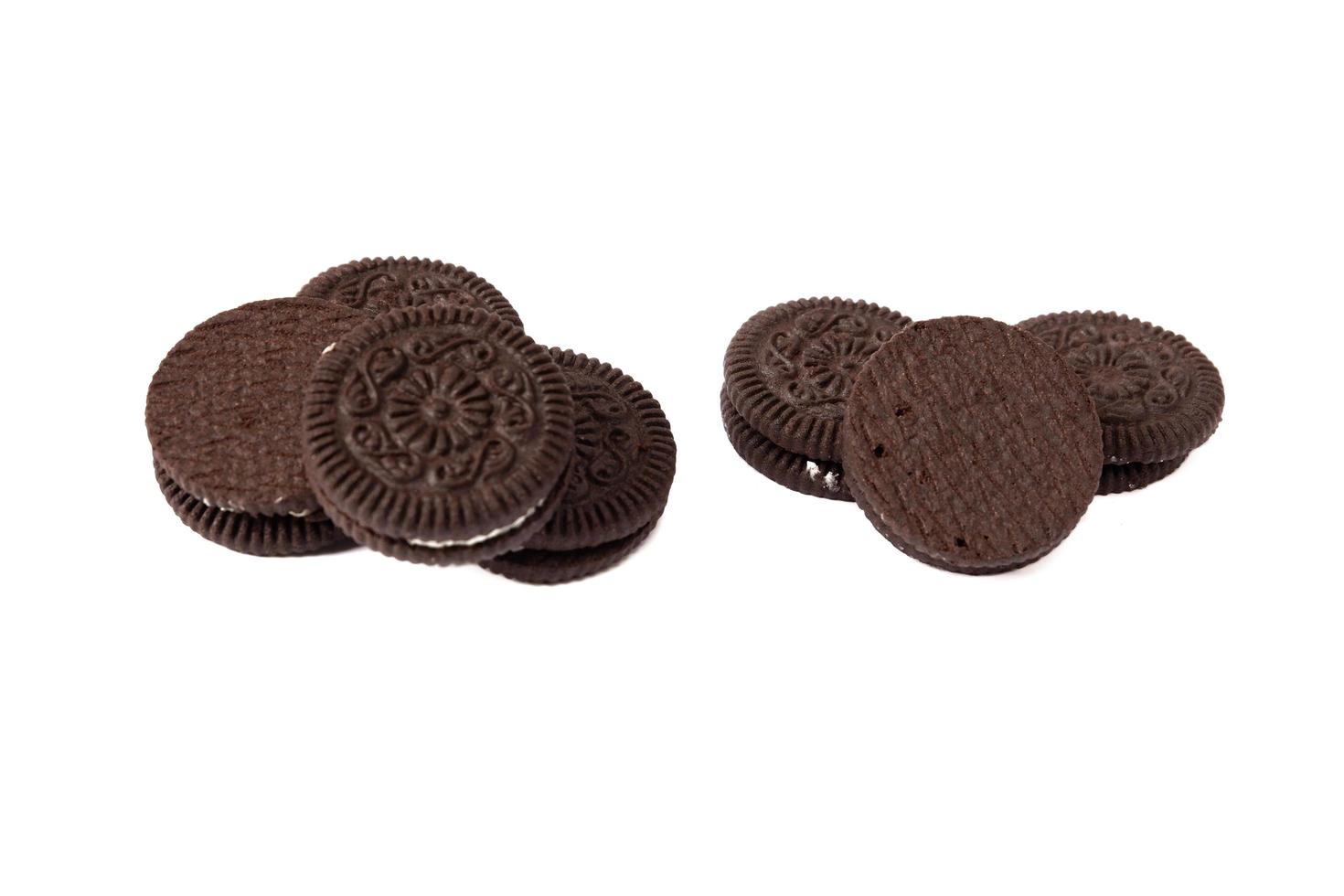 saborosos biscoitos de chocolate com creme no fundo branco foto